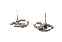 Load image into Gallery viewer, 極美品 CHANEL シャネル Coco Mark ココマーク ピアス シルバーカラー 01P 刻印 1.7g アクセサリー 中古 4b006440
