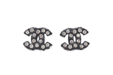 Load image into Gallery viewer, 極美品 CHANEL シャネル Coco Mark ココマーク ピアス 02A 刻印 3.1g ラインストーン ブラックカラー アクセサリー 中古 4b006444