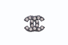 Load image into Gallery viewer, 極美品 CHANEL シャネル Coco Mark ココマーク ピアス 02A 刻印 3.1g ラインストーン ブラックカラー アクセサリー 中古 4b006444