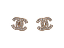 Load image into Gallery viewer, 極美品 CHANEL シャネル ココマーク ピアス 両耳 09P刻印 フランス製 1.5g メタル ラインストーン ゴールド金具 中古 4b006446