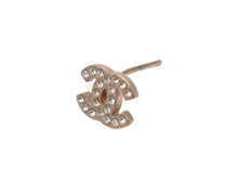 Load image into Gallery viewer, 極美品 CHANEL シャネル ココマーク ピアス 両耳 09P刻印 フランス製 1.5g メタル ラインストーン ゴールド金具 中古 4b006446