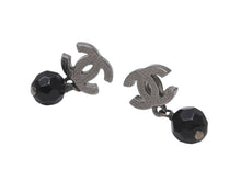 Load image into Gallery viewer, 極美品 CHANEL シャネル ピアス ココマーク ぶら下がり 両耳 A12V刻印 メタル ブラックストーン ガンメタル金具 4.5g 中古 4b006451