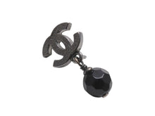 Load image into Gallery viewer, 極美品 CHANEL シャネル ピアス ココマーク ぶら下がり 両耳 A12V刻印 メタル ブラックストーン ガンメタル金具 4.5g 中古 4b006451