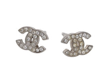Load image into Gallery viewer, 極美品 CHANEL シャネル ココマーク ピアス 両耳 A12W刻印 フランス製 1.5g メタル ラインストーン シルバー金具 中古 4b006452