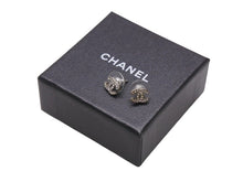 Load image into Gallery viewer, 極美品 CHANEL シャネル ココマーク ピアス 両耳 A11V刻印 フランス製 重量約1.5g メタル ラインストーン ゴールド金具 中古 4b006454