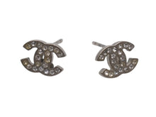 Load image into Gallery viewer, 極美品 CHANEL シャネル ココマーク ピアス 両耳 A11V刻印 フランス製 重量約1.5g メタル ラインストーン ゴールド金具 中古 4b006454