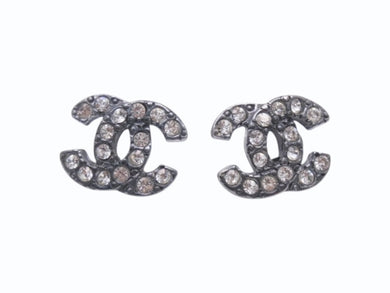 極美品 CHANEL シャネル ココマーク ピアス 両耳 04A刻印 フランス製 メタル ラインストーン ガンメタル金具 3.8g 中古 4b006455