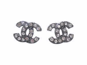極美品 CHANEL シャネル ココマーク ピアス 両耳 04A刻印 フランス製 メタル ラインストーン ガンメタル金具 3.8g 中古 4b006455