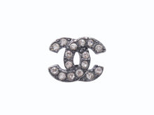 Load image into Gallery viewer, 極美品 CHANEL シャネル ココマーク ピアス 両耳 04A刻印 フランス製 メタル ラインストーン ガンメタル金具 3.8g 中古 4b006455