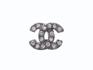 極美品 CHANEL シャネル ココマーク ピアス 両耳 04A刻印 フランス製 メタル ラインストーン ガンメタル金具 3.8g 中古 4b006455