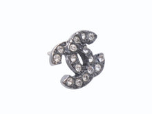 Load image into Gallery viewer, 極美品 CHANEL シャネル ココマーク ピアス 両耳 04A刻印 フランス製 メタル ラインストーン ガンメタル金具 3.8g 中古 4b006455