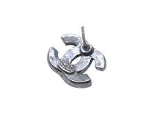 Load image into Gallery viewer, 極美品 CHANEL シャネル ココマーク ピアス 両耳 04A刻印 フランス製 メタル ラインストーン ガンメタル金具 3.8g 中古 4b006455