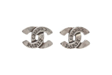 Load image into Gallery viewer, 極美品 CHANEL シャネル Coco Mark ココマーク ピアス 99A 刻印 1.7g シルバー カラー アクセサリー 中古 4b006458