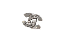 Load image into Gallery viewer, 極美品 CHANEL シャネル Coco Mark ココマーク ピアス 99A 刻印 1.7g シルバー カラー アクセサリー 中古 4b006458