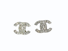 Load image into Gallery viewer, 極美品 CHANEL シャネル ココマーク ピアス 両耳用 A13V刻印 重量約1.4g メタル ラインストーン シルバー金具 中古 4b006460