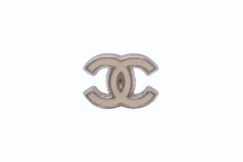 Load image into Gallery viewer, 極美品 CHANEL シャネル Coco Mark ココマーク ピアス 04V 刻印 0.8g アイボリー シルバーカラー アクセサリー 中古 4b006465