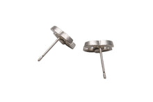 Load image into Gallery viewer, 極美品 CHANEL シャネル Coco Mark ココマーク ピアス 04V 刻印 0.8g アイボリー シルバーカラー アクセサリー 中古 4b006465