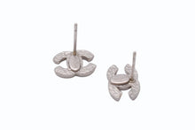 Load image into Gallery viewer, 極美品 CHANEL シャネル Coco Mark ココマーク ピアス 04V 刻印 0.8g アイボリー シルバーカラー アクセサリー 中古 4b006465