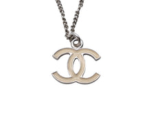 Load image into Gallery viewer, CHANEL シャネル ココマーク ネックレス 重量約5.9g 07V刻印 全長約47cm アイボリー シルバー メタル 美品 中古 4b006468