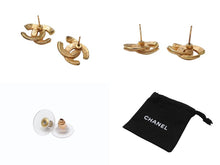 Load image into Gallery viewer, 極美品 CHANEL シャネル Coco Mark ココマーク ピアス 00T 刻印 1.8g アイボリー ゴールド カラー アクセサリー 中古 4b006476