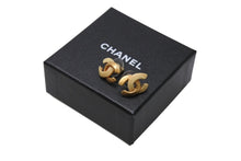 Load image into Gallery viewer, 極美品 CHANEL シャネル Coco Mark ココマーク ピアス 00T 刻印 1.8g アイボリー ゴールド カラー アクセサリー 中古 4b006476