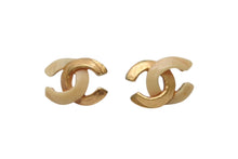 Load image into Gallery viewer, 極美品 CHANEL シャネル Coco Mark ココマーク ピアス 00T 刻印 1.8g アイボリー ゴールド カラー アクセサリー 中古 4b006476