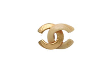 Load image into Gallery viewer, 極美品 CHANEL シャネル Coco Mark ココマーク ピアス 00T 刻印 1.8g アイボリー ゴールド カラー アクセサリー 中古 4b006476