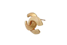 Load image into Gallery viewer, 極美品 CHANEL シャネル Coco Mark ココマーク ピアス 00T 刻印 1.8g アイボリー ゴールド カラー アクセサリー 中古 4b006476