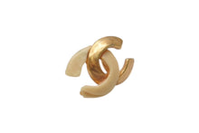 Load image into Gallery viewer, 極美品 CHANEL シャネル Coco Mark ココマーク ピアス 00T 刻印 1.8g アイボリー ゴールド カラー アクセサリー 中古 4b006476