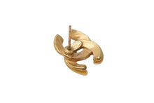 Load image into Gallery viewer, 極美品 CHANEL シャネル Coco Mark ココマーク ピアス 00T 刻印 1.8g アイボリー ゴールド カラー アクセサリー 中古 4b006476