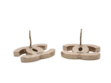 Load image into Gallery viewer, 極美品 CHANEL シャネル Coco Mark ココマーク ピアス B13C 刻印 4.8g ゴールド ブラック カラー 中古 4b006479