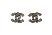 Load image into Gallery viewer, CHANEL シャネル Coco Mark ココマーク ピアス 99A 刻印 1.8g シルバー カラー アクセサリー 美品 中古 4b006482