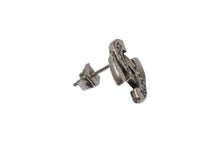 Load image into Gallery viewer, CHANEL シャネル Coco Mark ココマーク ピアス 99A 刻印 1.8g シルバー カラー アクセサリー 美品 中古 4b006482