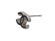 Load image into Gallery viewer, 極美品 CHANEL シャネル ピアス CoCo Mark ココマーク 04P刻印 0.8g シルバー ブラックカラー 中古 4b006485