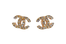 Load image into Gallery viewer, CHANEL シャネル ココマーク ピアス 重量約3.5g 01P刻印 ラインストーン メタル ゴールド クリア 両耳用 美品 中古 4b006487
