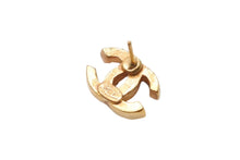 Load image into Gallery viewer, CHANEL シャネル ココマーク ピアス 重量約3.5g 01P刻印 ラインストーン メタル ゴールド クリア 両耳用 美品 中古 4b006487