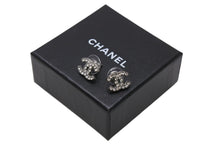 Load image into Gallery viewer, 極美品 CHANEL シャネル Coco Mark ココマーク ピアス ラインストーン シルバーカラー 06V 刻印 1.8g アクセサリー 中古 4b006489