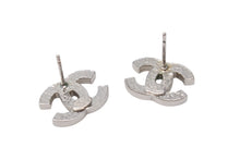 Load image into Gallery viewer, 極美品 CHANEL シャネル Coco Mark ココマーク ピアス ラインストーン シルバーカラー 06V 刻印 1.8g アクセサリー 中古 4b006489