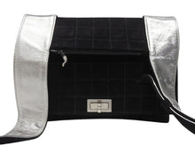 Load image into Gallery viewer, CHANEL シャネル ショルダーバッグ チョコバー ターンロック ブラック シルバー スウェード 美品 中古 4b006537
