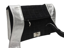 Load image into Gallery viewer, CHANEL シャネル ショルダーバッグ チョコバー ターンロック ブラック シルバー スウェード 美品 中古 4b006537