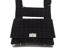 Load image into Gallery viewer, CHANEL シャネル ショルダーバッグ チョコバー ターンロック ブラック シルバー スウェード 美品 中古 4b006537