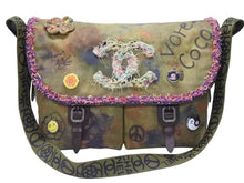 Load image into Gallery viewer, 極美品 CHANEL シャネル エンブロイダリー メッセンジャーバッグ 21番台 A92790 グラフィティ カーキ ココマーク 中古 4b006551