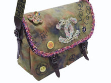 Load image into Gallery viewer, 極美品 CHANEL シャネル エンブロイダリー メッセンジャーバッグ 21番台 A92790 グラフィティ カーキ ココマーク 中古 4b006551