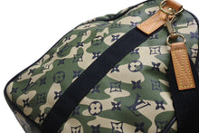 Load image into Gallery viewer, 極美品 LOUIS VUITTON ルイヴィトン ×村上隆 キーポルバンドリエール55 モノグラムモフラージュ M95774 ゴールド金具 中古 4b006652