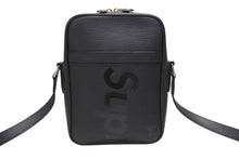 Load image into Gallery viewer, LOUIS VUITTON × SUPREME ルイヴィトン シュプリーム 17AW ダヌーブ PM ショルダーバッグ M53417 エピ ブラック 美品 中古 4b006689