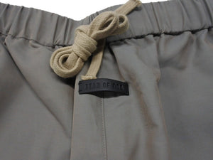 極美品 FEAR OF GOD ESSENTIALS フィアオブゴッド エッセンシャルズ ハーフパンツ ショーツ ナイロン グレー サイズM 中古 4b006736