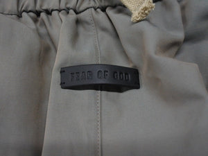 極美品 FEAR OF GOD ESSENTIALS フィアオブゴッド エッセンシャルズ ハーフパンツ ショーツ ナイロン グレー サイズM 中古 4b006736