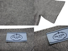 Load image into Gallery viewer, PRADA プラダ 19AW 半袖ニットTシャツ トップス P24U0R サイズ40 トライアングルパッチ グレー カシミヤ 美品 中古 4b006762