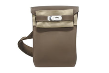 Load image into Gallery viewer, 新品未使用 エルメス HERMES ケリーアッカドPM W刻印 ワンショルダーバッグ エトゥープ シルバー金具 中古 4b006847