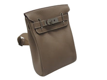 Load image into Gallery viewer, 新品未使用 エルメス HERMES ケリーアッカドPM W刻印 ワンショルダーバッグ エトゥープ シルバー金具 中古 4b006848